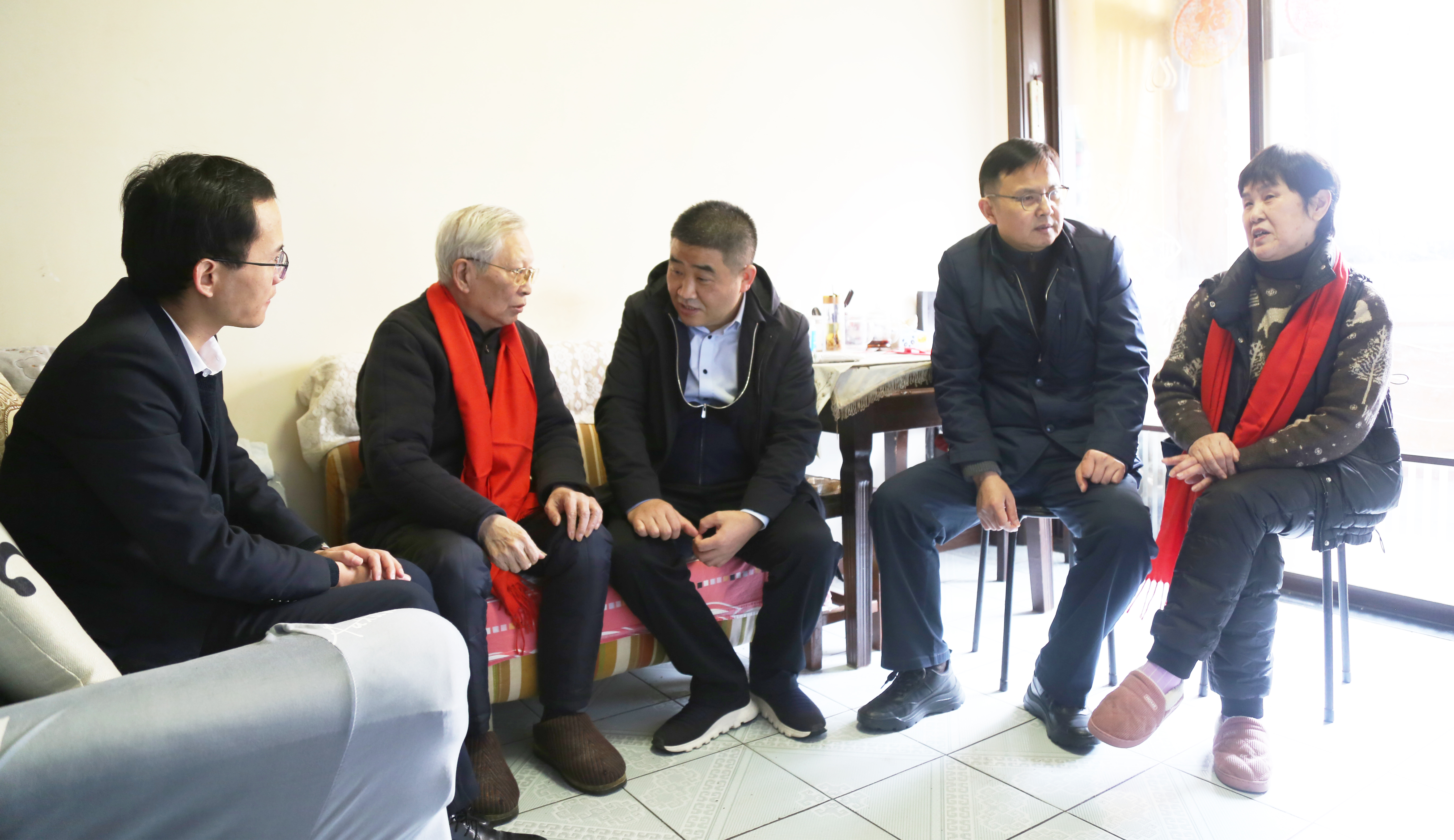 5.11月15日，中建四局六公司党委副书记、执行总经理李京民与党委副书记、工会主席李永旺一行慰问84岁高龄的原中建四局六公司副经理、代经理、副总工程师彭水生.JPG