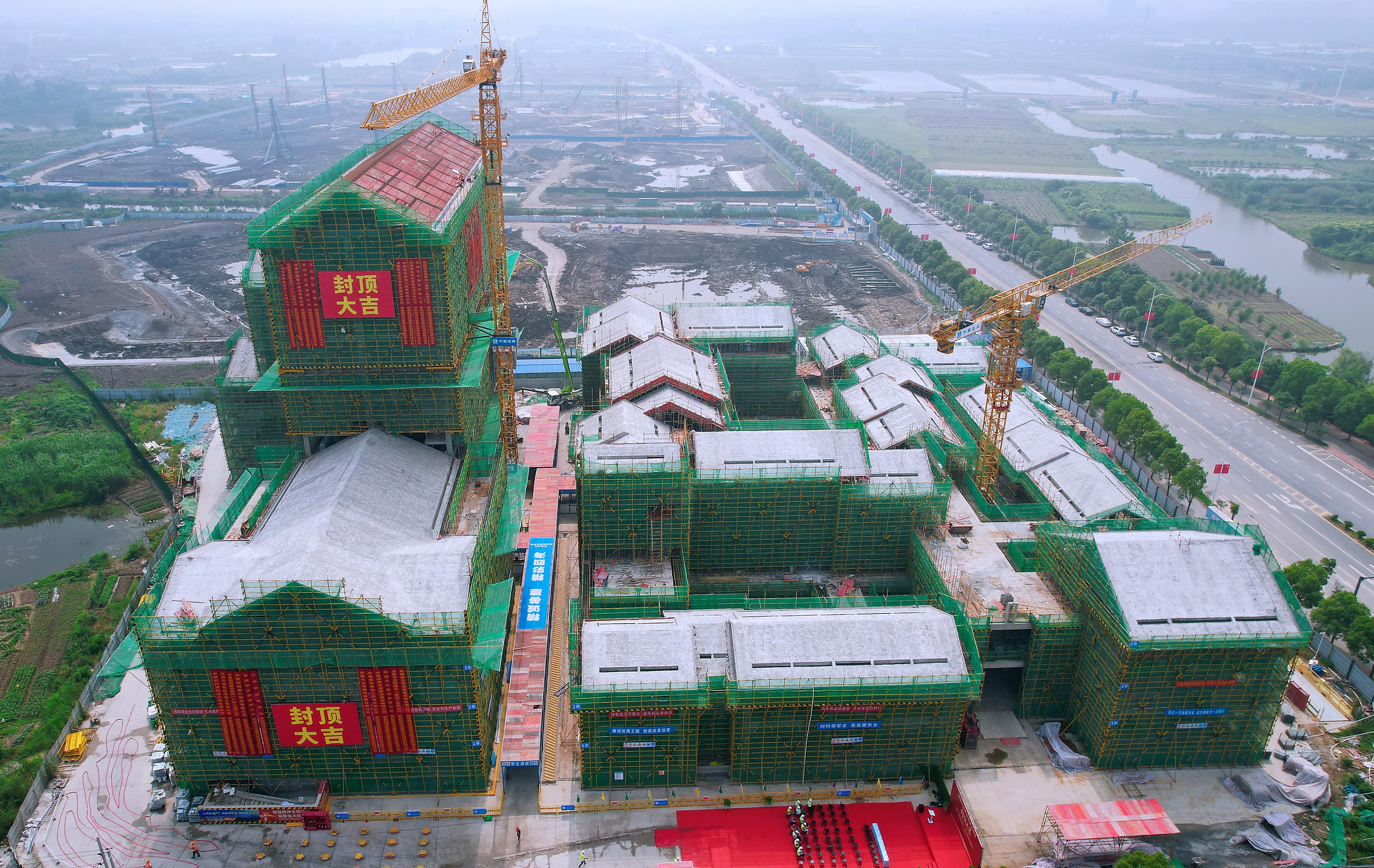 【工程动态】中建四局承建的芜湖西湾花园商业街建设项目顺利封顶